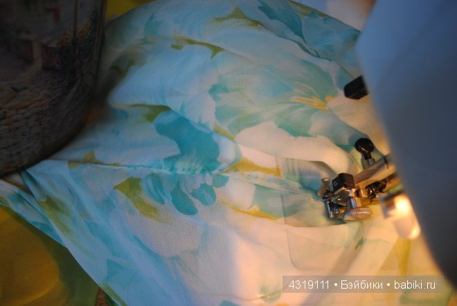 Плащ или накидка из шифона для любых кукол. Обработка краев швом "американка". Отделка ниткой-резинкой. Подробно. Просто