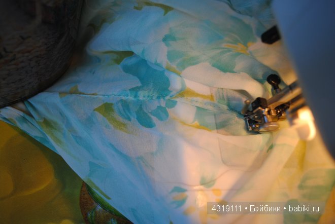 Плащ или накидка из шифона для любых кукол. Обработка краев швом "американка". Отделка ниткой-резинкой. Подробно. Просто