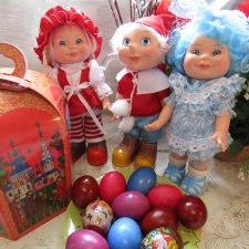 Для каждого найдётся в праздник угощение. Этот день у нас зовётся Светлым Воскресением.