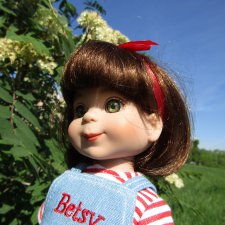 Бетси Robert Tonner. С красным бантом  по зеленому лугу