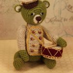 Бей в барабаны, труби в трубы. Игрушка вязанная крючком