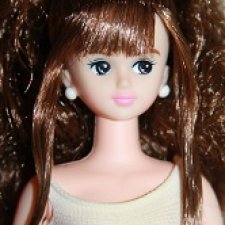 Подружка Дженни Кисара с пышной прической