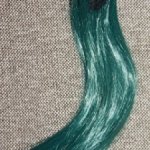 Длинный темно-зеленый парик Parabox на головы 10 см с нюансами.