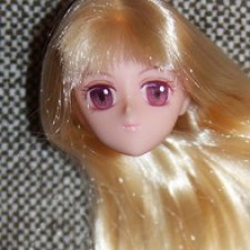 Голова Volks со светлыми волосами и кастомным макияжем