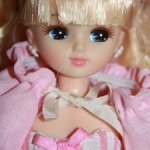 Голубоглазая Ликка Castle со сложной прической в костюме Little Factory