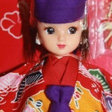 Ликка-брюнетка в национальном костюме острова Рюкю