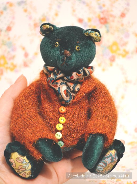 серьезный зеленый мишка