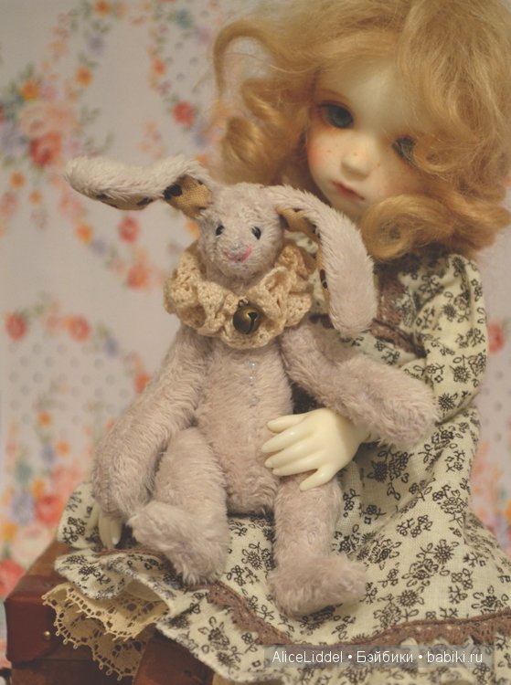 бежевый пушистик