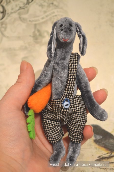 зайчик с морквой