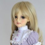 Николь в платье цвета лаванды