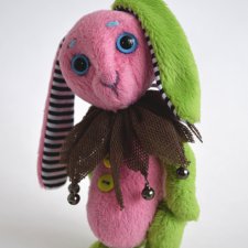 Яркий зайка с задумчивой мордочкой, авторская игрушка ручной работы