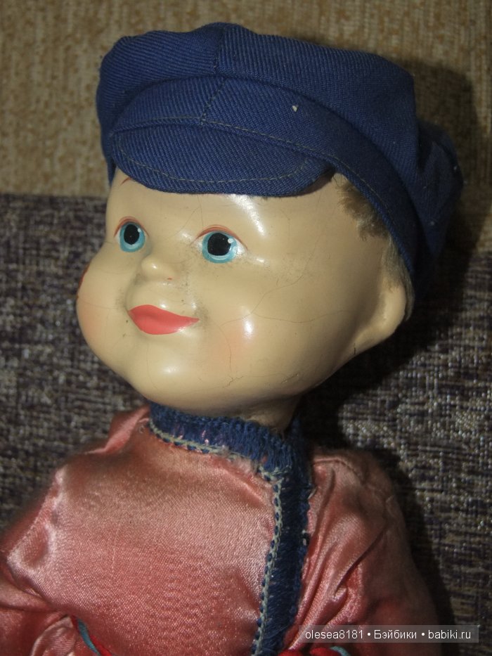 Небольшая компания завораживающих антикварных кукол