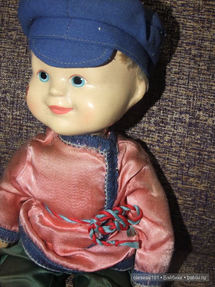 Небольшая компания завораживающих антикварных кукол