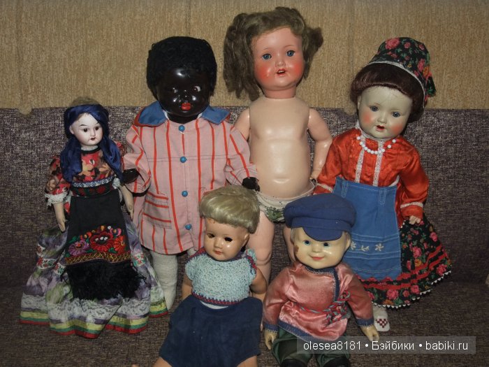 Небольшая компания завораживающих антикварных кукол