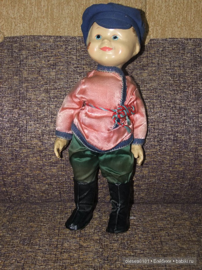 Небольшая компания завораживающих антикварных кукол