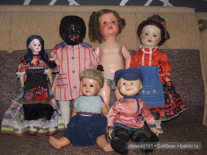 Небольшая компания завораживающих антикварных кукол