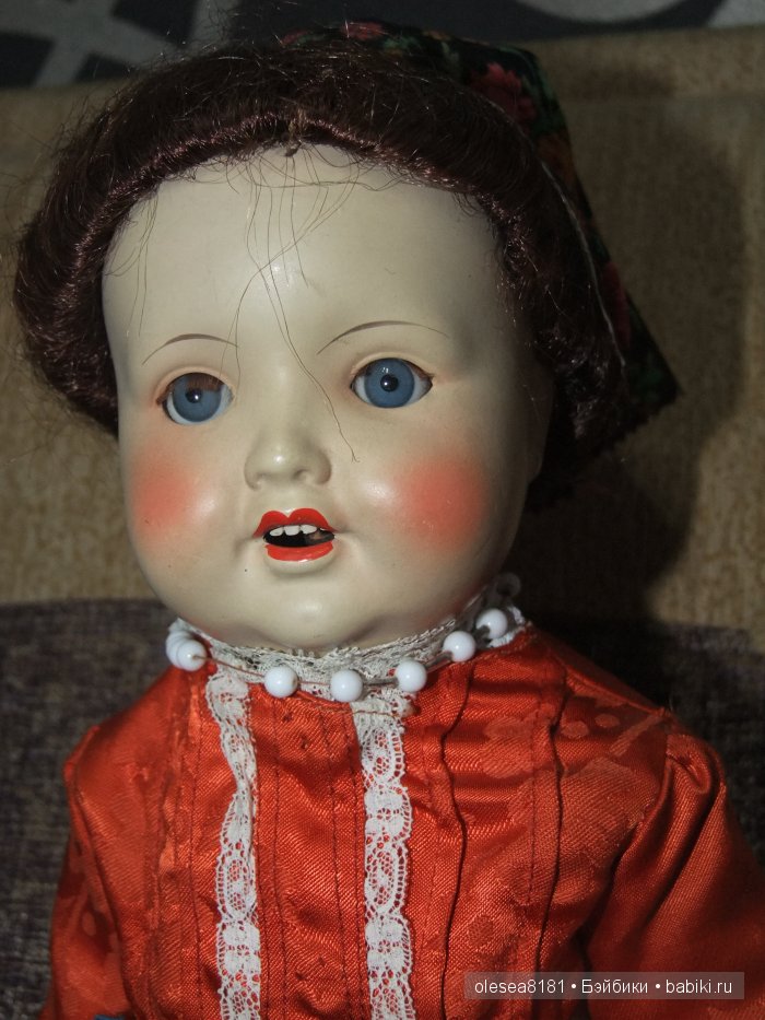 Небольшая компания завораживающих антикварных кукол