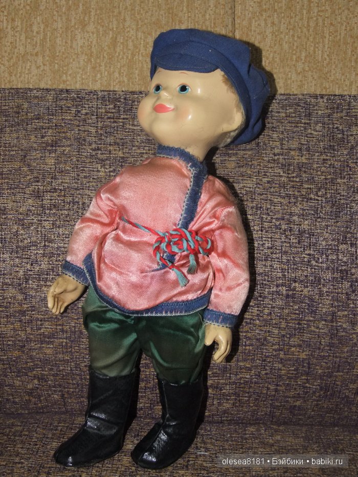 Небольшая компания завораживающих антикварных кукол