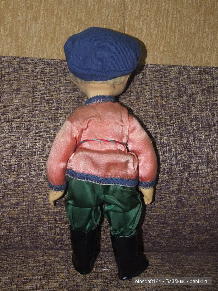 Небольшая компания завораживающих антикварных кукол