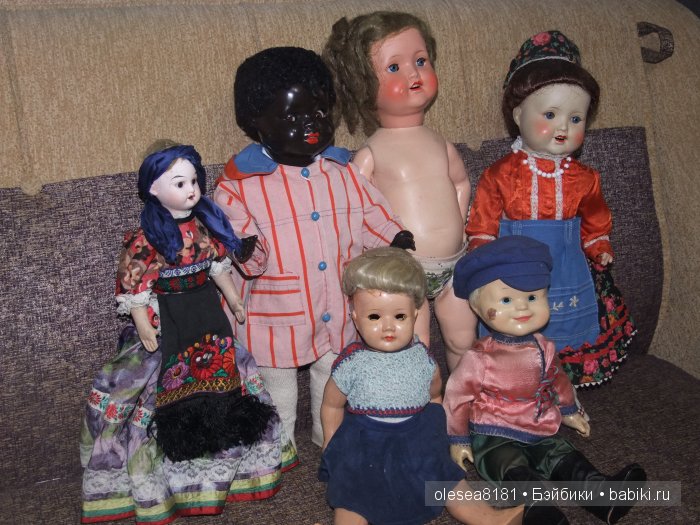 Небольшая компания завораживающих антикварных кукол