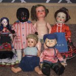 Небольшая компания завораживающих антикварных кукол