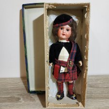 Очень красивый антикварный мальчик в шотландской одежде серия «REDNA» в родной коробке