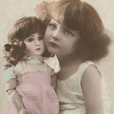 Те далекие времена, когда Антикварки были молоды, играли с нашими бабушками, пахли свежей краской, и хрустели накрахмаленными платьями