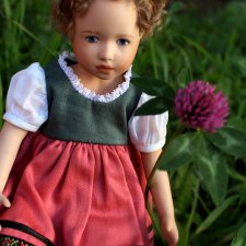 Мария на даче, и осенние последние цветы