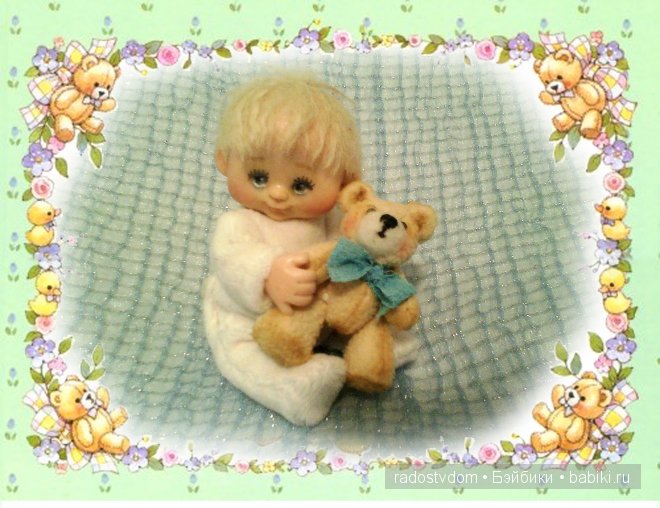 Авторская кукла с любимыми игрушками. Ростик 10 см (фото 4)