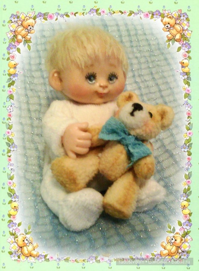 Авторская кукла с любимыми игрушками. Ростик 10 см (фото 5)