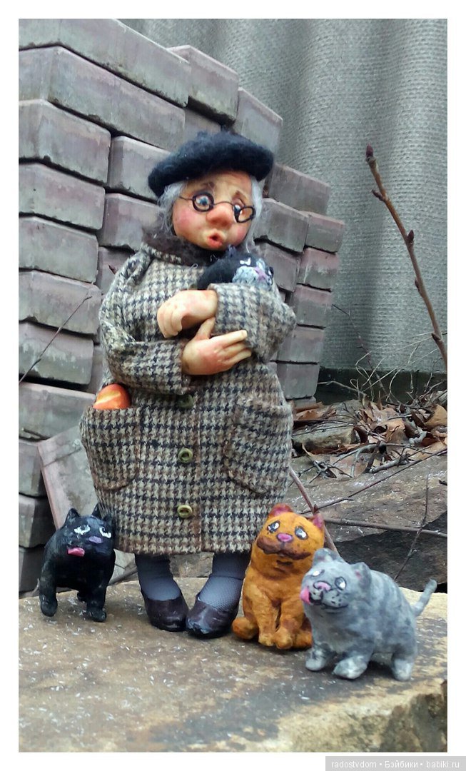Бабуля с котиками - авторские игрушки Лилии Василик