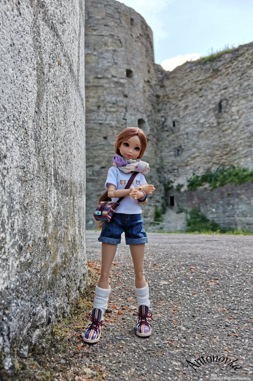 Марсела на развалинах крепости Копорье (фото 5)