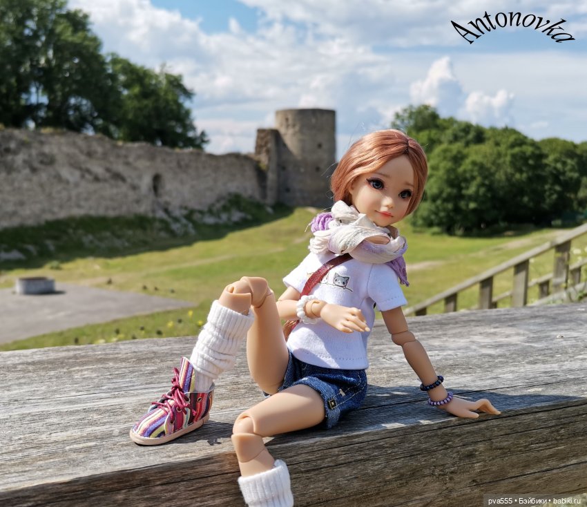 Марсела на развалинах крепости Копорье