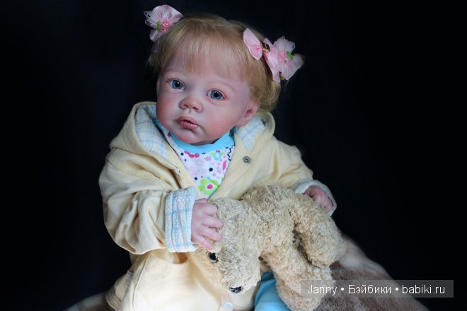 найдя плащик старшей дочки, мы на радостях наснимали Амелишку от души:-))