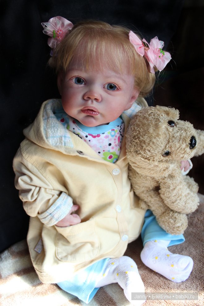 у меня нет портретного объектива, поэтому нос доченьки "расплющивается" на фото смешной картошинкой...