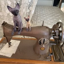 Старая швейная машинка