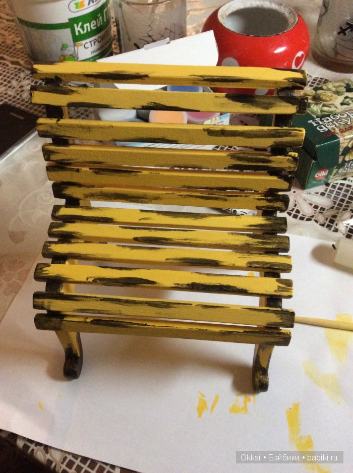 Декорирование скамеечки для кукол (фото 4)