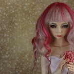 Кто эта загадочная девушка?