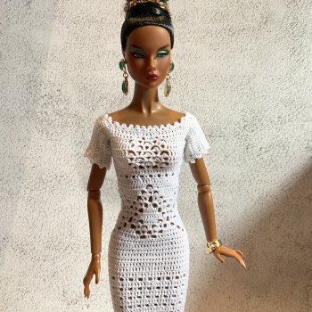 Человеческое платье адаптировано для куклы