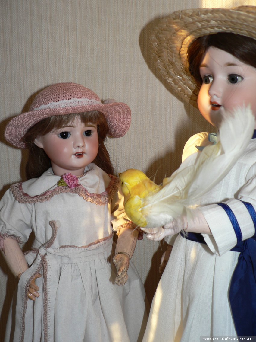 Нашла одну, играют с птичкой)