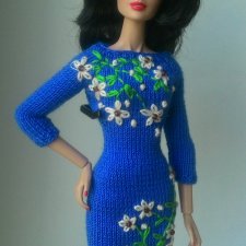 Новые платья с цветочной вышивкой.