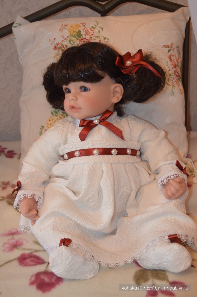 Даша в новом платье и башмачках. Шила сама.