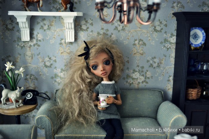 Кусочек румбокса. Покажу его целиком, когда закончу оформление. Как думаете, какой парик Кватре больше идет?