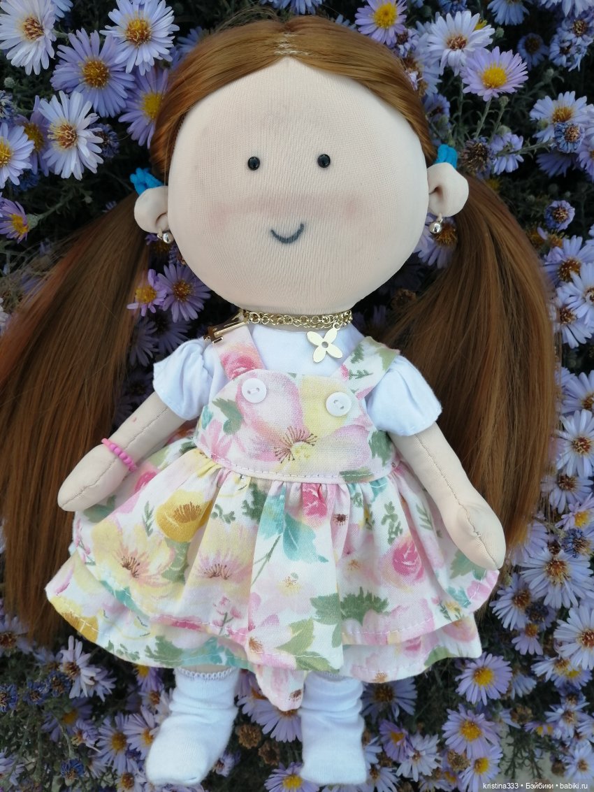 Текстильная кукла и цветы