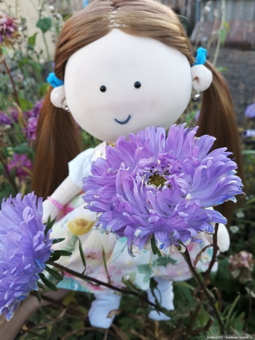 Текстильная кукла и цветы (фото 5)