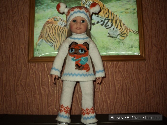 Костюм связан на спицах с вышивкой