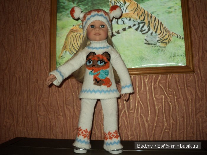 Костюм связан на спицах с вышивкой (фото 2)