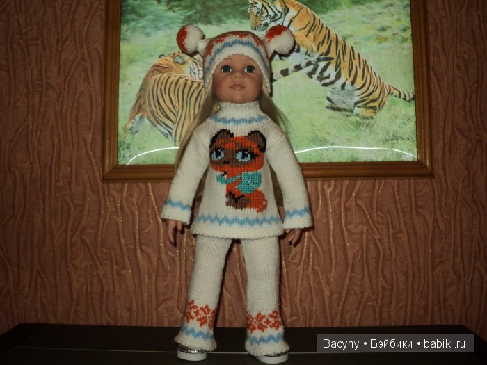 Костюм связан на спицах с вышивкой (фото 3)