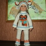 Костюм связан на спицах с вышивкой.