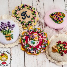 Мастер-класс по изготовлению маленьких вышитых брошек